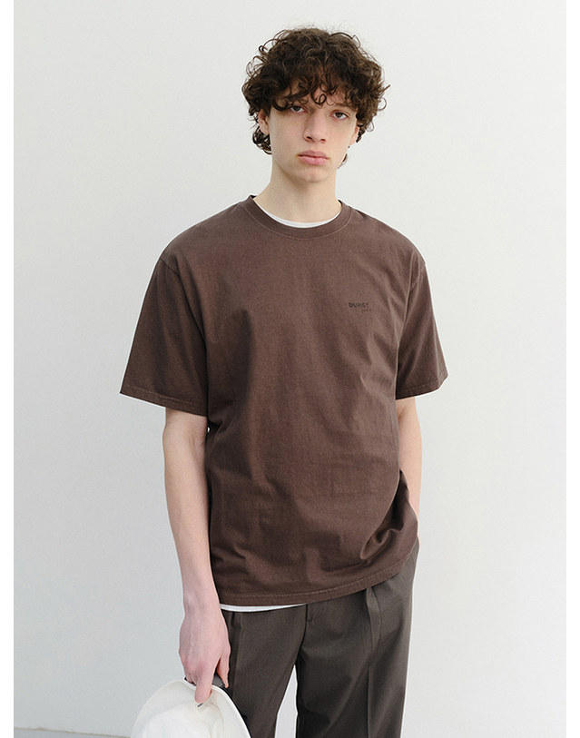 던스트 UNISEX GARMENT DYED T-SHIRT BROWN_UDTS6B146W2 브라운 착용컷