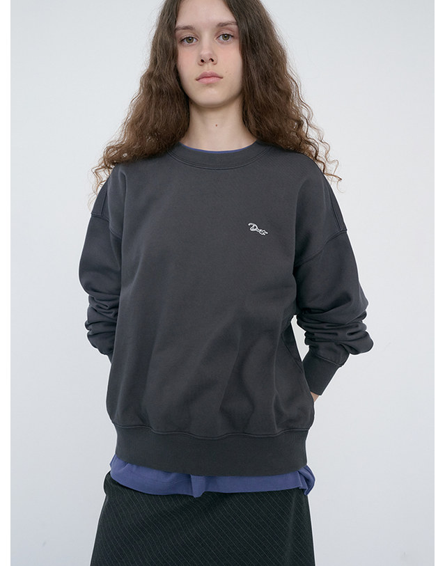 던스트 UNISEX GARMENT DYED SWEATSHIRT WASHED BLACK_M_UDTS6C115BK 블랙 착용컷