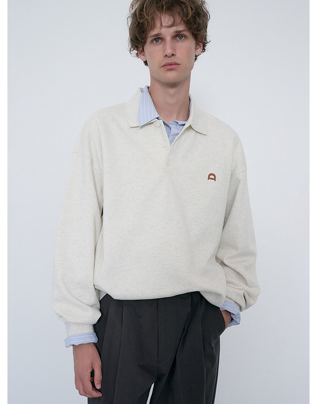 던스트 UNISEX LEATHER LOGO COLLARED T-SHIRT OATMEAL MELANGE_M_UDTS6C110I1 그레이 착용컷