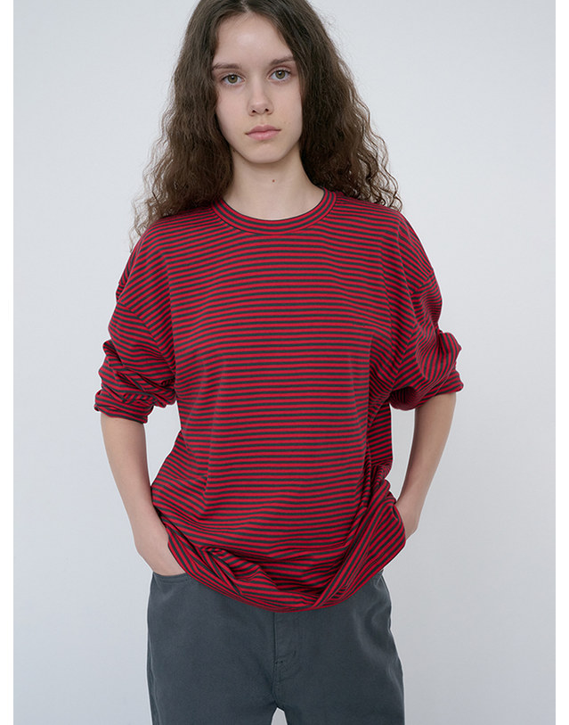 던스트 UNISEX MUTED STRIPED T-SHIRT RED_M_UDTS6C105R2 레드 착용컷