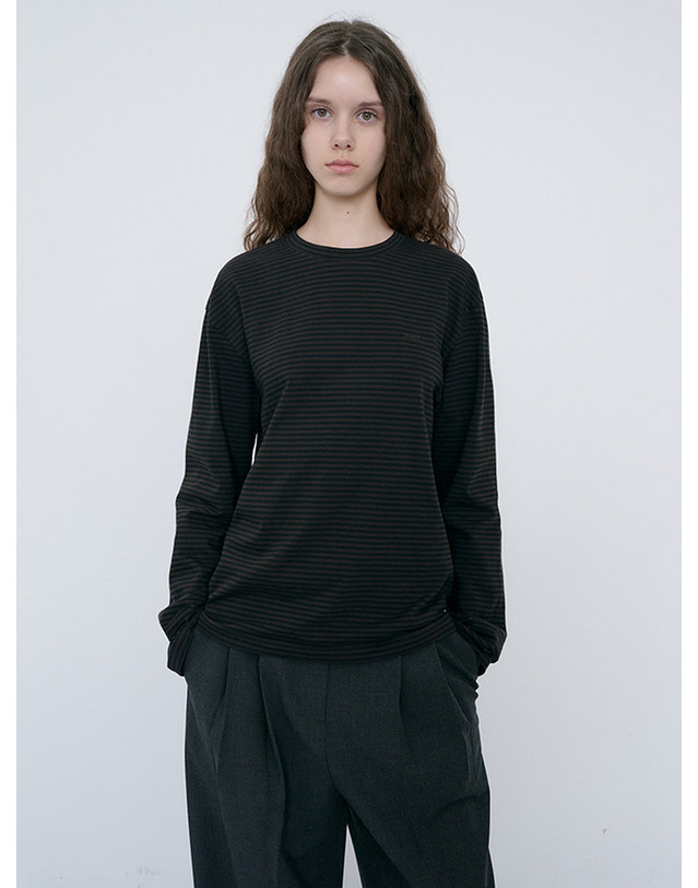 던스트 UNISEX MUTED STRIPED T-SHIRT BROWN_M_UDTS6C105W2 브라운 착용컷