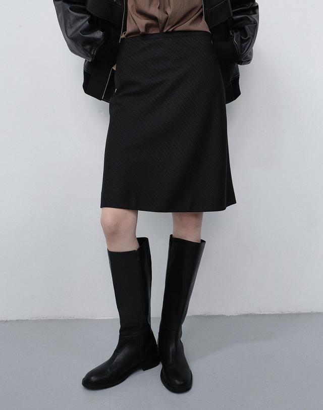 던스트 BIAS MIDI STRIPED SKIRT BLACK STRIPE_UDSK6C214BK 블랙 착용컷