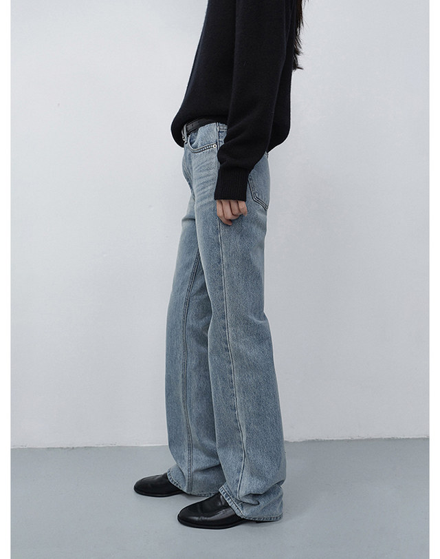던스트 REFINED FLARED JEANS LIGHT BLUE_UDPA6C206B1 블루 착용컷
