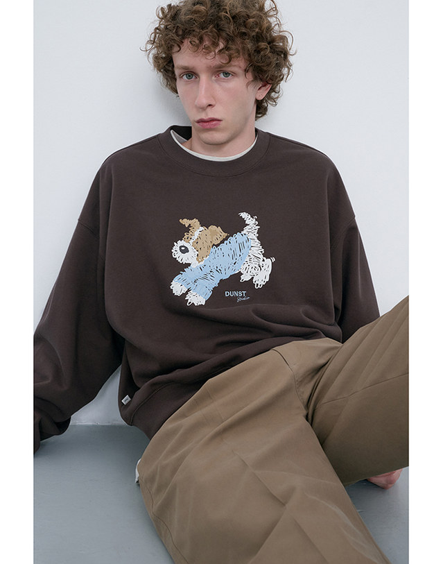 던스트 UNISEX PUPPY SWEATSHIRT BROWN_UDTS6C112W2 브라운 착용컷