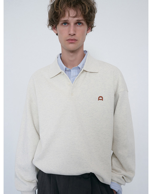 던스트 UNISEX LEATHER LOGO COLLARED T-SHIRT OATMEAL MELANGE_UDTS6C110I1 그레이 착용컷
