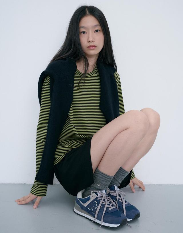 던스트 UNISEX MUTED STRIPED T-SHIRT OLIVE KHAKI_UDTS6C105E1 그린 착용컷