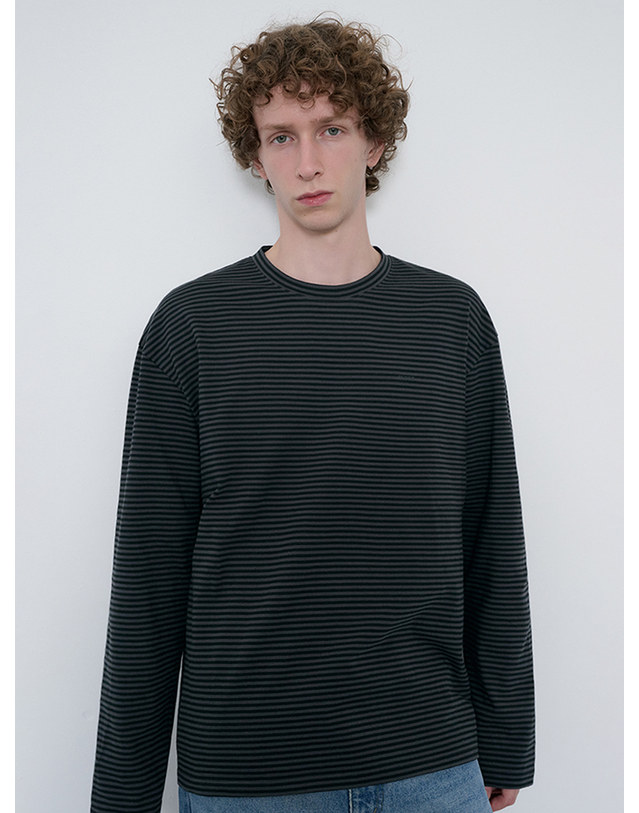 던스트 UNISEX MUTED STRIPED T-SHIRT CHARCOAL_UDTS6C105CG 그레이 착용컷