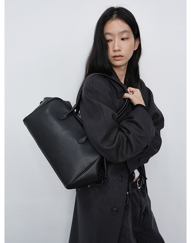 던스트 SOFT FRAME SHOULDER BAG BLACK_M_UDBA6F209BK 블랙 착용컷