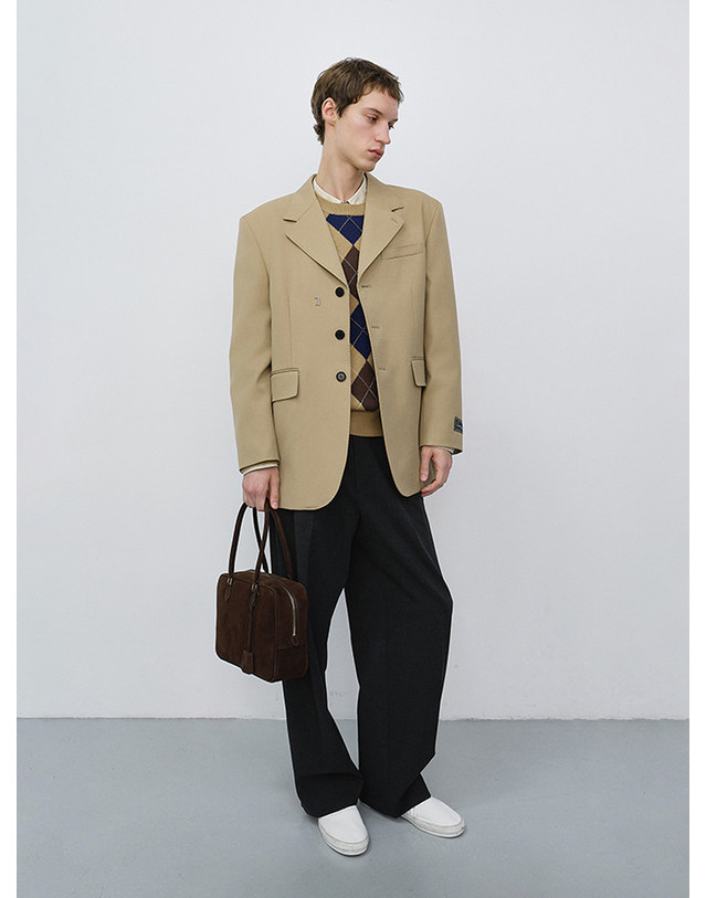 던스트 CLASSIC 28 SUEDE BAG DEEP BROWN_M_UDBA6F211W3 브라운 착용컷
