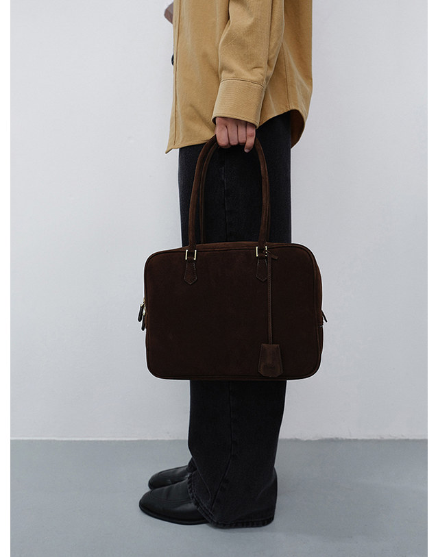 던스트 CLASSIC 28 SUEDE BAG DEEP BROWN_M_UDBA6F211W3 브라운 착용컷