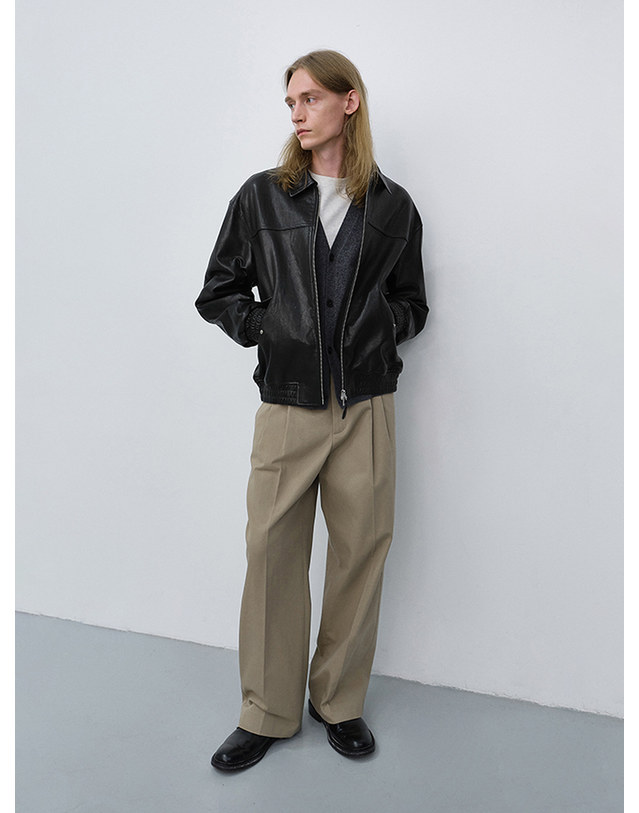 던스트 DOUBLE PLEATED WIDE CHINO SLACKS BEIGE_M_UDPA6C303I2 베이지 착용컷