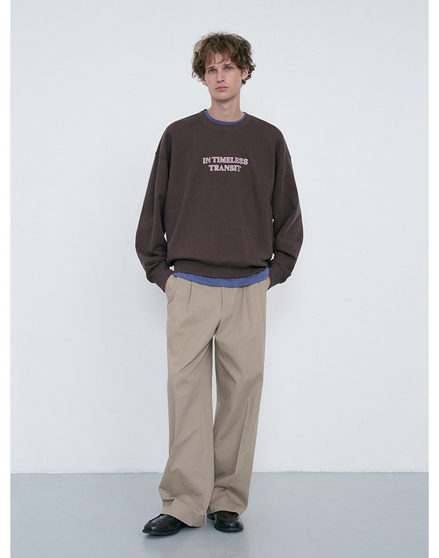 던스트 UNISEX SLOGAN SWEATSHIRT BROWN_M_UDTS6C109W2 브라운 착용컷