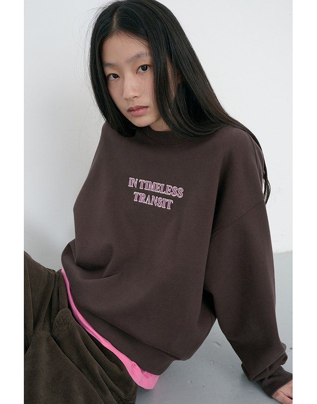 던스트 UNISEX SLOGAN SWEATSHIRT BROWN_M_UDTS6C109W2 브라운 착용컷