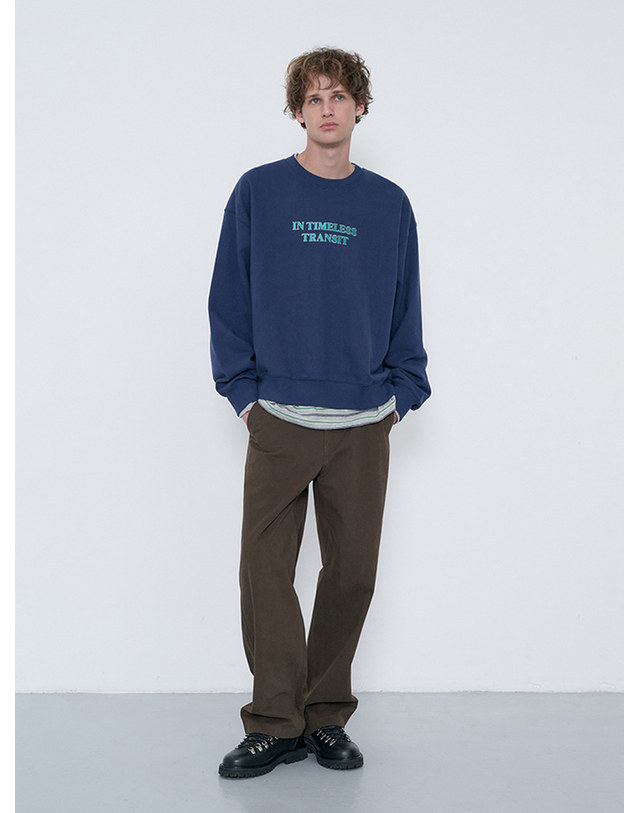 던스트 UNISEX SLOGAN SWEATSHIRT NAVY_M_UDTS6C109N2 네이비 착용컷