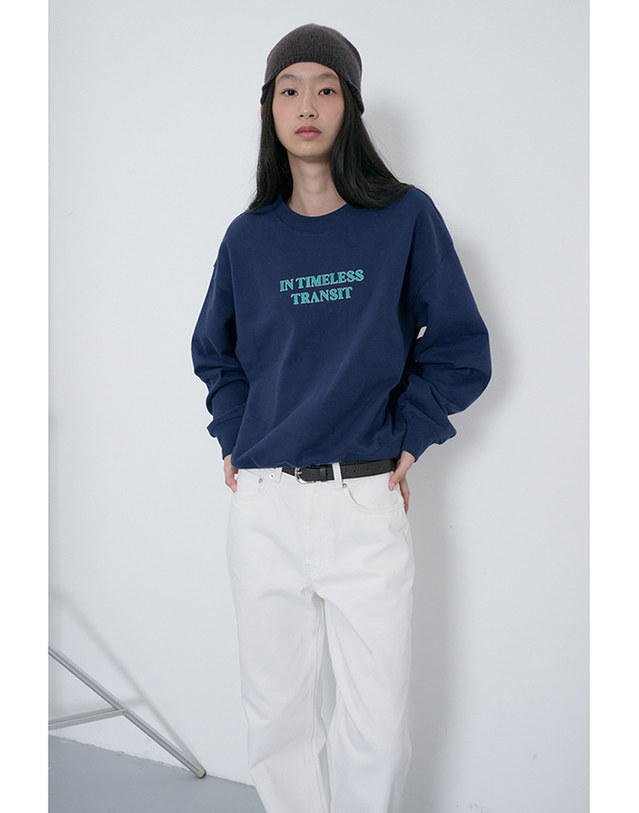 던스트 UNISEX SLOGAN SWEATSHIRT NAVY_M_UDTS6C109N2 네이비 착용컷
