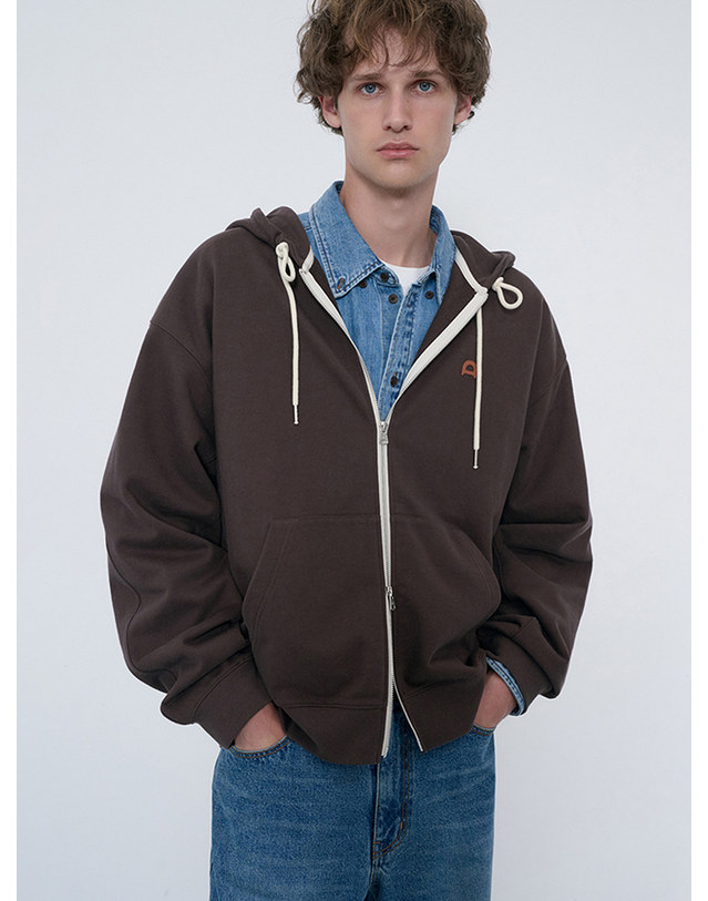 던스트 UNISEX LEATHER LOGO ZIP-UP HOODIE BROWN_M_UDTS6C108W2 브라운 착용컷