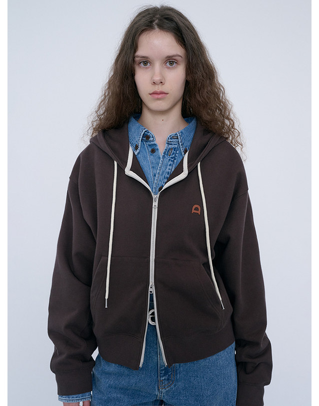 던스트 UNISEX LEATHER LOGO ZIP-UP HOODIE BROWN_M_UDTS6C108W2 브라운 착용컷