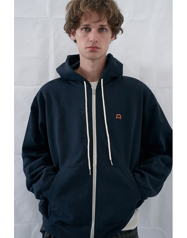 던스트 UNISEX LEATHER LOGO ZIP-UP HOODIE FRENCH NAVY_M_UDTS6C108N2 네이비 착용컷