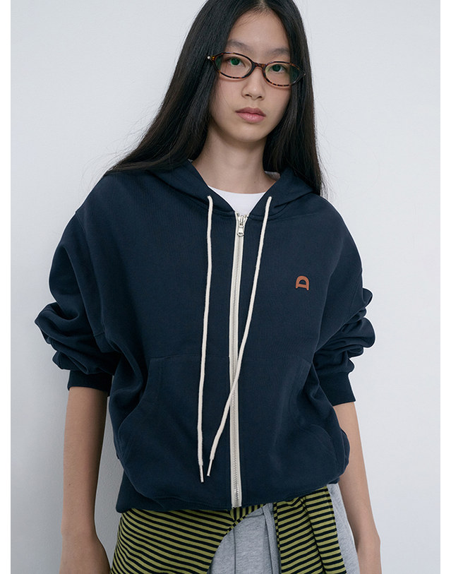 던스트 UNISEX LEATHER LOGO ZIP-UP HOODIE FRENCH NAVY_M_UDTS6C108N2 네이비 착용컷