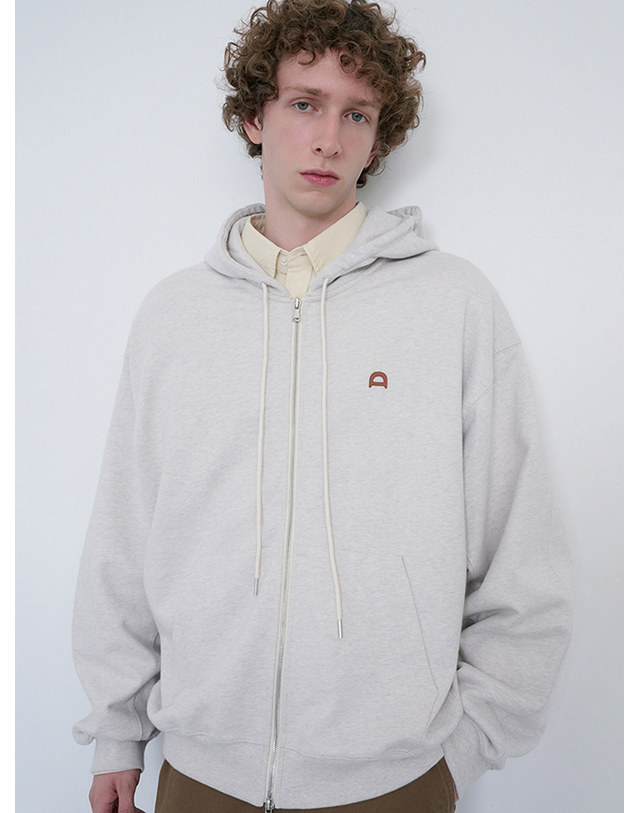 던스트 UNISEX LEATHER LOGO ZIP-UP HOODIE OATMEAL MELANGE_M_UDTS6C108I1 그레이 착용컷