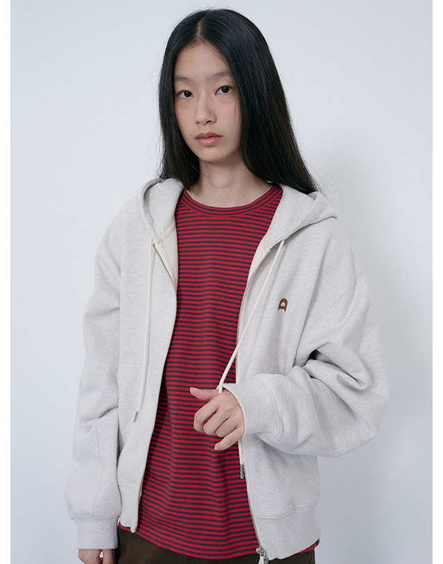 던스트 UNISEX LEATHER LOGO ZIP-UP HOODIE OATMEAL MELANGE_M_UDTS6C108I1 그레이 착용컷