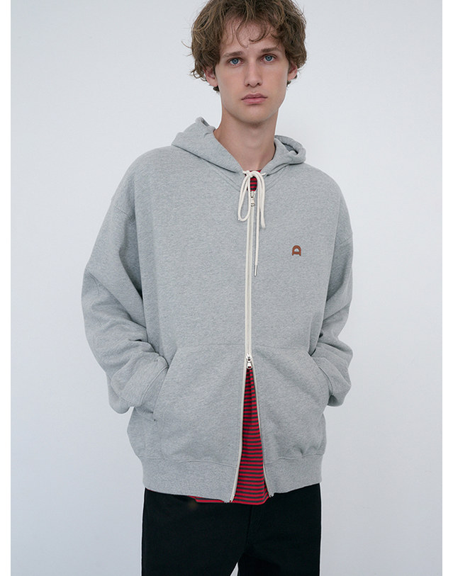 던스트 UNISEX LEATHER LOGO ZIP-UP HOODIE MELANGE GREY_M_UDTS6C108G2 그레이 착용컷