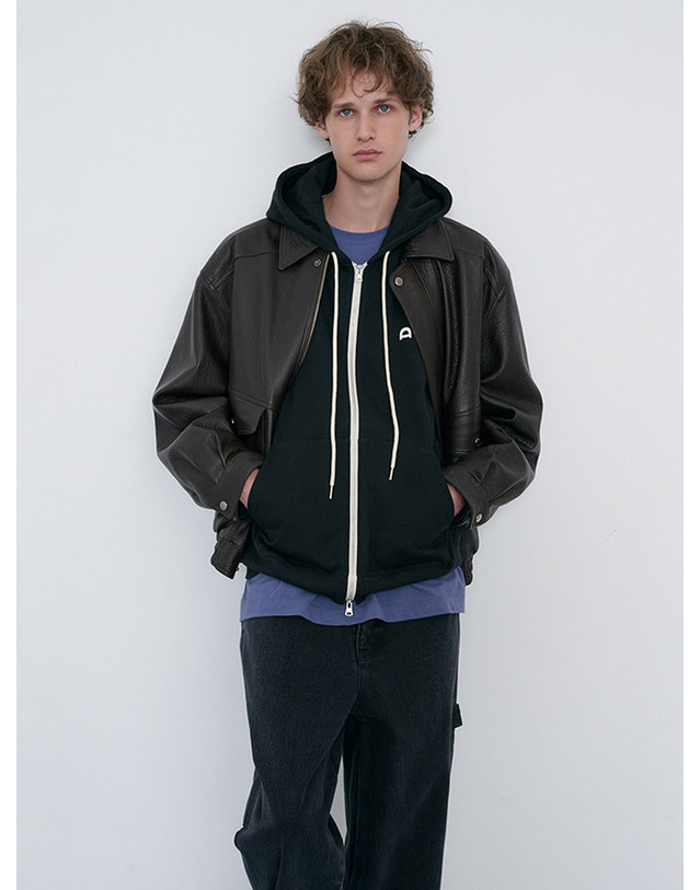 던스트 UNISEX LEATHER LOGO ZIP-UP HOODIE BLACK_M_UDTS6C108BK 블랙 착용컷