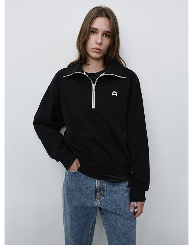 던스트 UNISEX LEATHER LOGO HALF ZIP-UP SWEATSHIRT BLACK_M_UDTS6C107BK 블랙 착용컷