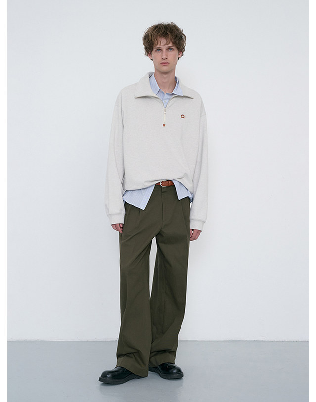 던스트 UNISEX LEATHER LOGO HALF ZIP-UP SWEATSHIRT OATMEAL MELANGE_M_UDTS6C107I1 그레이 착용컷
