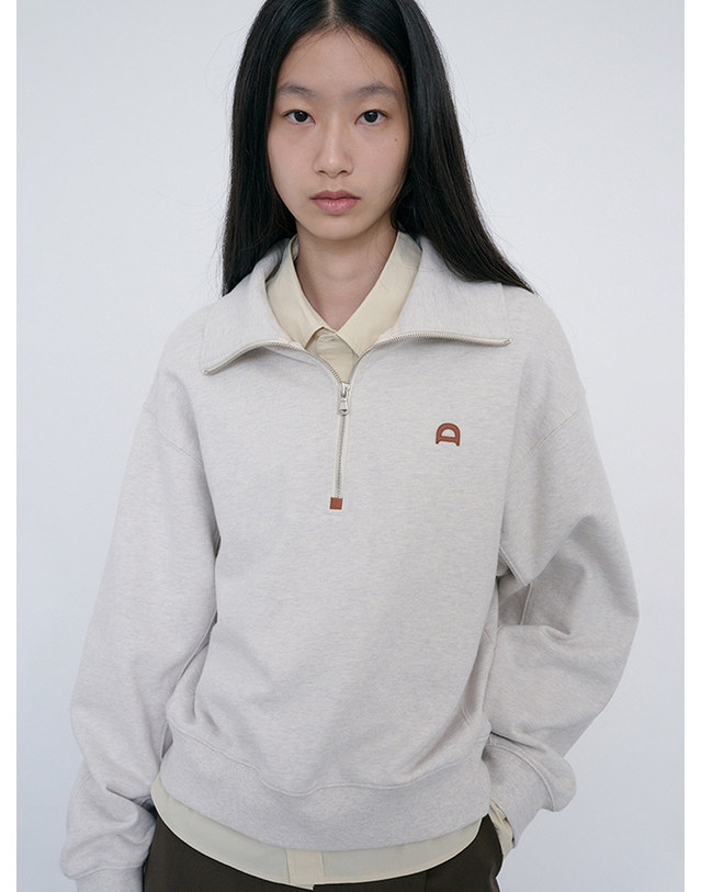 던스트 UNISEX LEATHER LOGO HALF ZIP-UP SWEATSHIRT OATMEAL MELANGE_M_UDTS6C107I1 그레이 착용컷