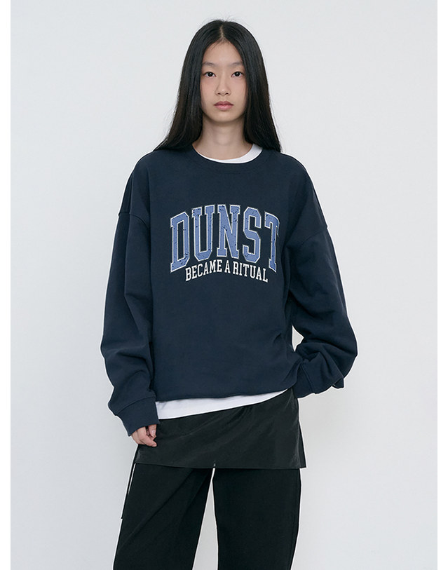 던스트 UNISEX ARCH LOGO SWEATSHIRT FRENCH NAVY_M_UDTS6C104N2 네이비 착용컷