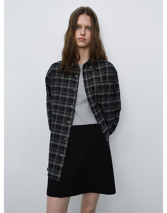 던스트 UNISEX CHECKED FLANNEL BD SHIRT NAVY GREY_M_UDSH6C103N2 네이비 착용컷