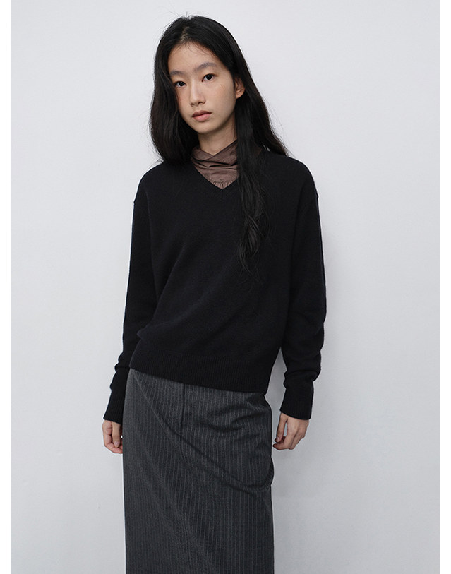 던스트 UNISEX CASHMERE V-NECK SWEATER BLACK_M_UDSW6C111BK 블랙 착용컷