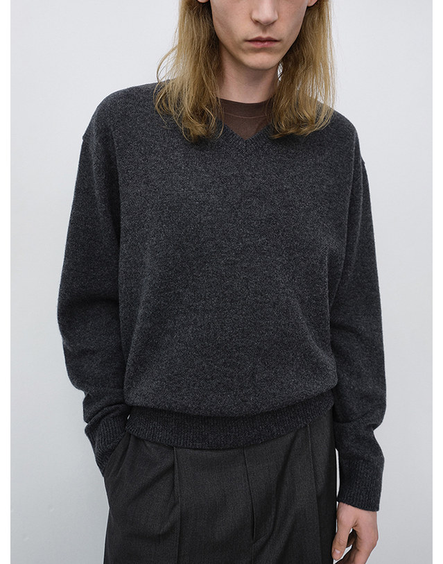 던스트 UNISEX CASHMERE V-NECK SWEATER CHARCOAL GREY_M_UDSW6C111CG 그레이 착용컷