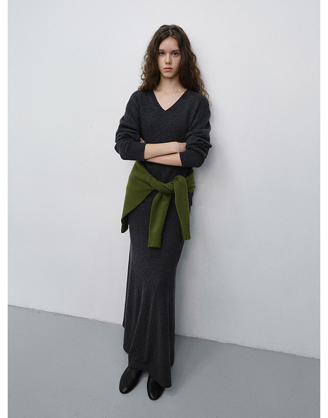 던스트 UNISEX CASHMERE V-NECK SWEATER CHARCOAL GREY_M_UDSW6C111CG 그레이 착용컷