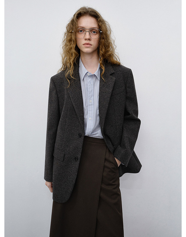 던스트 UNISEX CLASSIC 2 BUTTON WOOL BLAZER CHARCOAL BROWN_M_UDJA6C107W3 브라운 착용컷