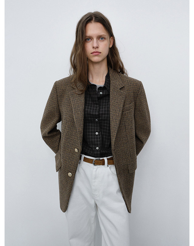 던스트 UNISEX CLASSIC 2 BUTTON WOOL BLAZER BROWN CHECK_M_UDJA6C107W2 브라운 착용컷