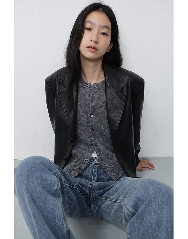 던스트 UNISEX RELAXED LEATHER HALF JACKET BLACK_M_UDJA6C103BK 블랙 착용컷