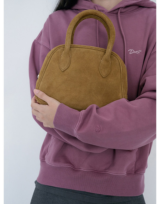 던스트 SUEDE BOSTON TOTE BAG CAMEL_UDBA6F202CM 카멜 착용컷