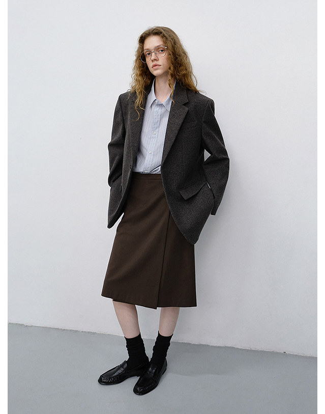 던스트 PLEATS MIDI WRAP SKIRT BROWN_UDSK6C205W2 브라운 착용컷