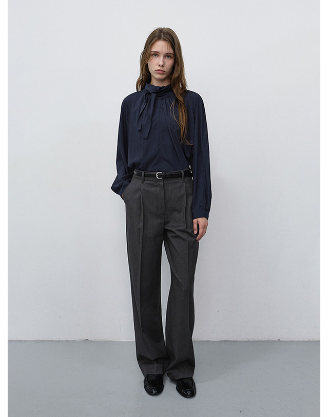 던스트 TIE BLOUSE NAVY_UDBL6C203N2 네이비 착용컷