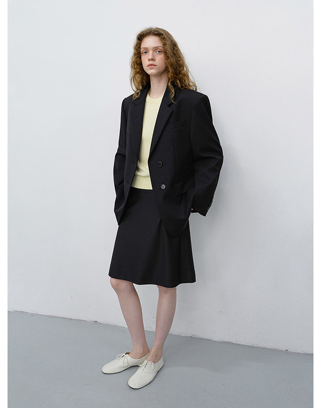 던스트 ESSENTIAL 2 BUTTON WOOL BLAZER BLACK_UDJA6C202BK 블랙 착용컷