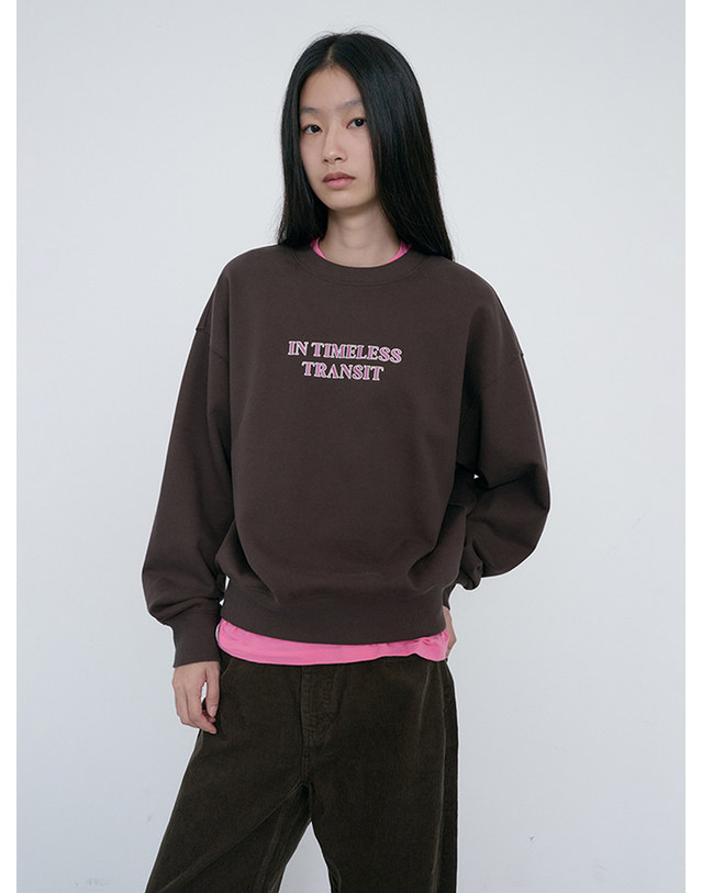 던스트 UNISEX SLOGAN SWEATSHIRT BROWN_UDTS6C109W2 브라운 착용컷