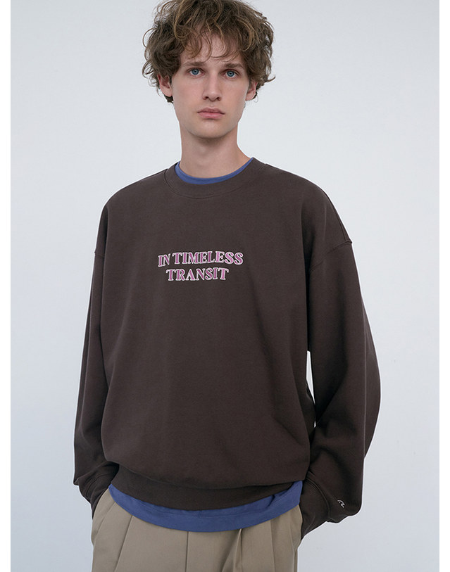 던스트 UNISEX SLOGAN SWEATSHIRT BROWN_UDTS6C109W2 브라운 착용컷