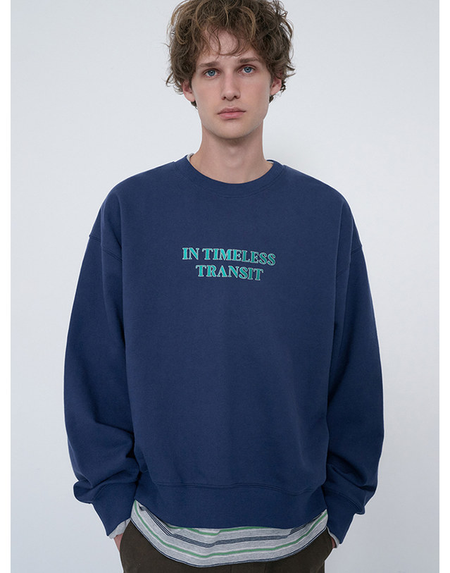 던스트 UNISEX SLOGAN SWEATSHIRT NAVY_UDTS6C109N2 네이비 착용컷