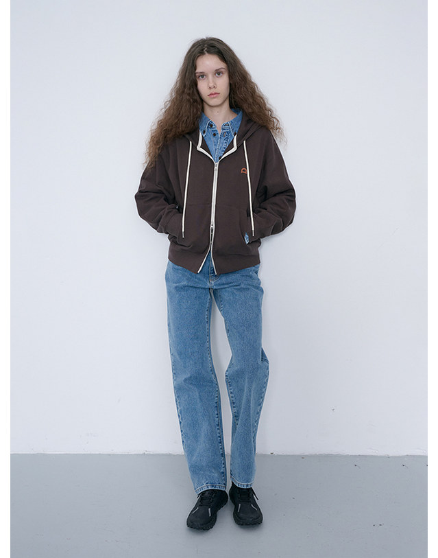 던스트 UNISEX LEATHER LOGO ZIP-UP HOODIE BROWN_UDTS6C108W2 브라운 착용컷