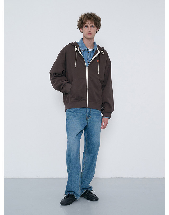 던스트 UNISEX LEATHER LOGO ZIP-UP HOODIE BROWN_UDTS6C108W2 브라운 착용컷