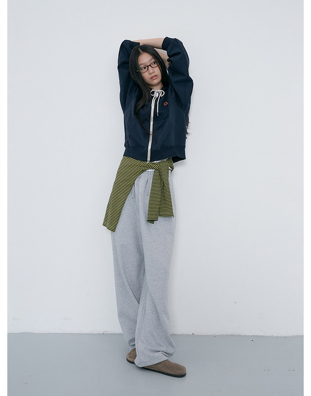 던스트 UNISEX LEATHER LOGO ZIP-UP HOODIE FRENCH NAVY_UDTS6C108N2 네이비 착용컷