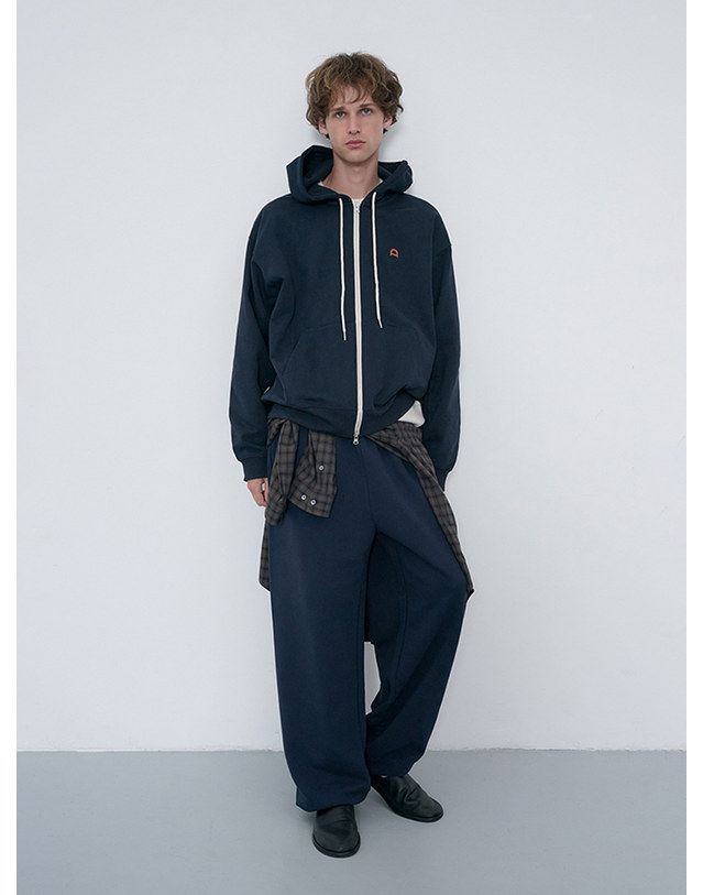 던스트 UNISEX LEATHER LOGO ZIP-UP HOODIE FRENCH NAVY_UDTS6C108N2 네이비 착용컷