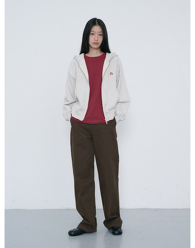 던스트 UNISEX LEATHER LOGO ZIP-UP HOODIE OATMEAL MELANGE_UDTS6C108I1 그레이 착용컷